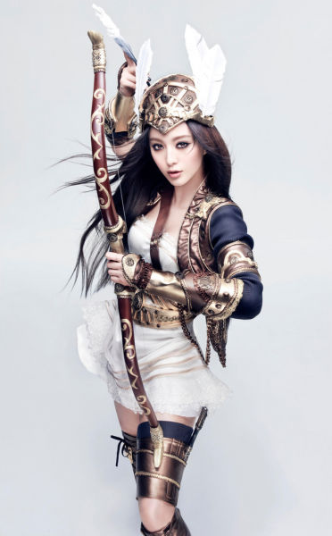 范爷的圣骑士装扮 万王之王也是够意思