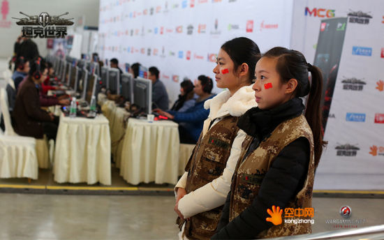 在比赛过程中，倾情奉献的绵阳本地志愿者们