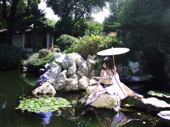 美景与美女的结合 黛染青花美极了