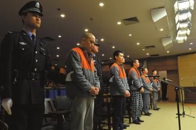 5名被告人出庭受审 京华时报记者徐晓帆摄