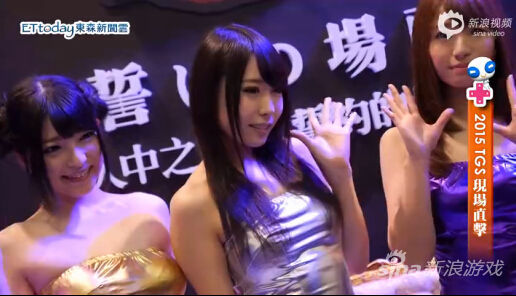 《如龙0》现场 性感女优登台