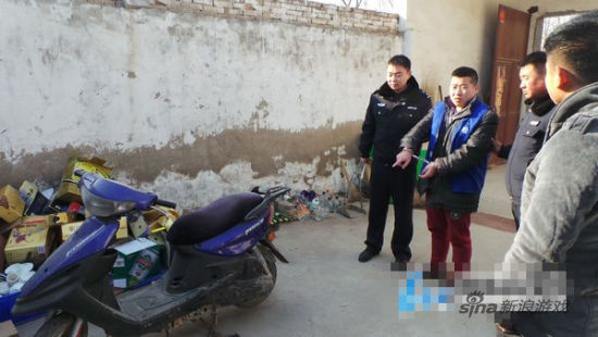 图为李建在指认偷盗现场。