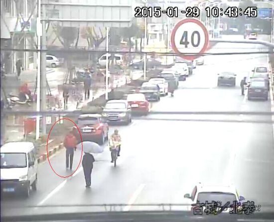 监控视频画面：红衣男子为抢手机嫌犯