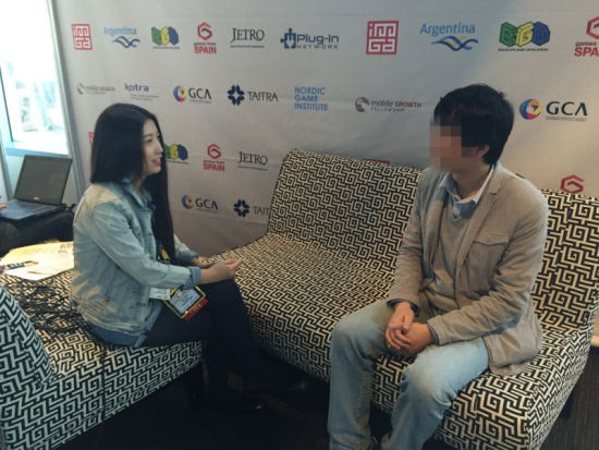 行业媒体从业者&工作狂人 Daisy（左，女）