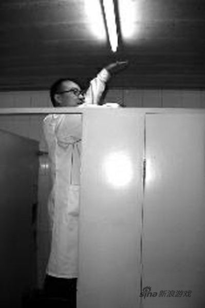 厕所遮挡门距天花板仅有50厘米间隙，男医生身材高大，无法进入。身材娇小的实习女护士俞金自告奋勇进入反锁厕所间，将厕门打开