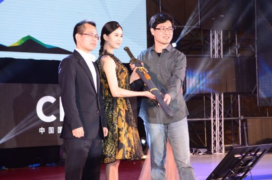 图5：蔡明宏赠剑刘诗诗