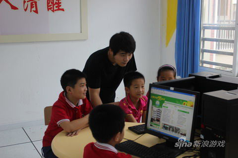 少儿阅览室成了免费网吧