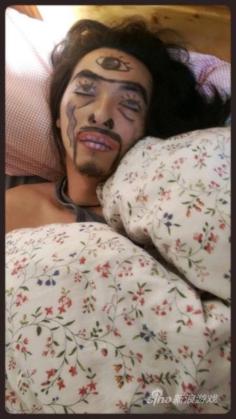 女子叫不醒熟睡男友 将其画成"天眼"德莱文