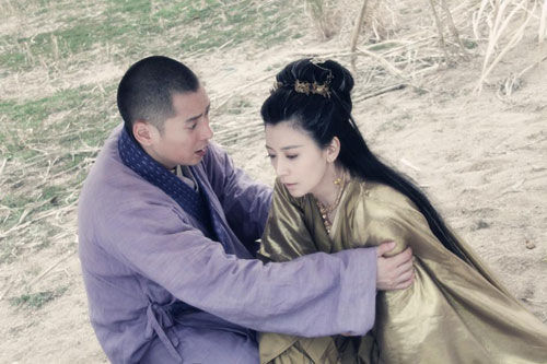 她与昔年搭档高圆圆,苏有朋再现倚天三人组的经典组合,客串出演李秋水