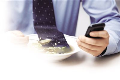 亿万人沉迷其中 “手机瘾”成现代病