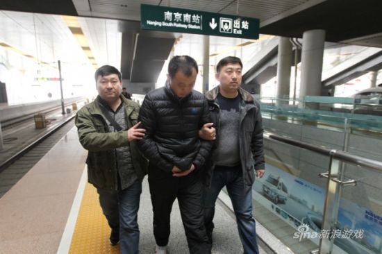 卢某返回宾馆时，民警将其抓获