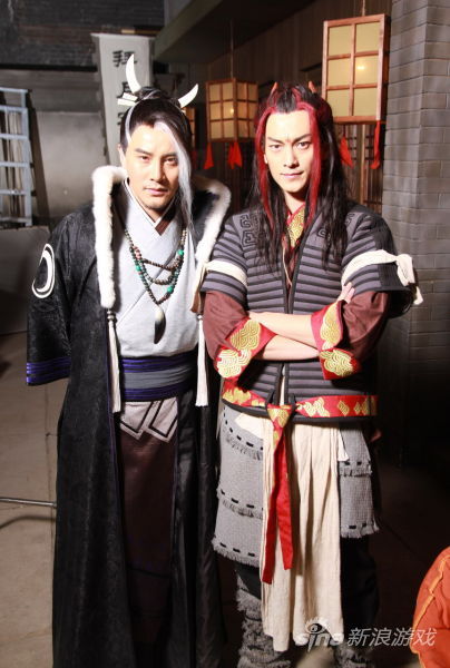 重楼和拜月教主在拜月客栈前