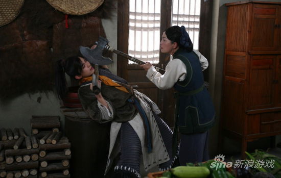 李大娘教训李逍遥，这回武器竟变成了斧头