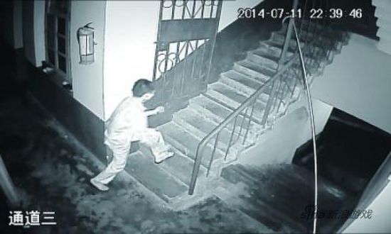 　犯罪嫌疑人身穿偷来的女士睡衣作案。