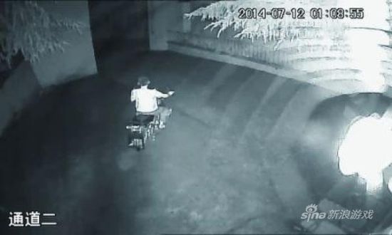 作案完后，犯罪嫌疑人换下女士睡衣逃离现场。监控截图