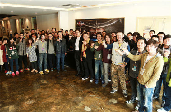 到场代表举杯欢庆