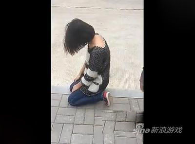 少女跪在网吧门前