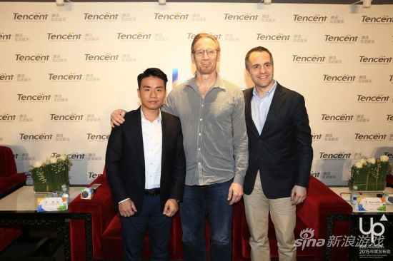 左起为许光、动视Raven工作室负责人Brian Raffel、动视Raven的John Laurence