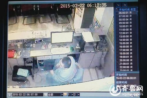 网吧监控下男子正准备实施盗窃
