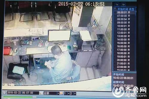 网吧监控下男子正准备实施盗窃