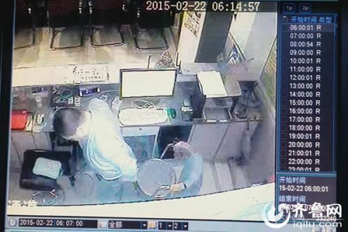 网吧监控下男子正准备实施盗窃