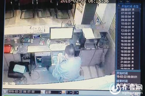 网吧监控下男子把钱塞进内裤