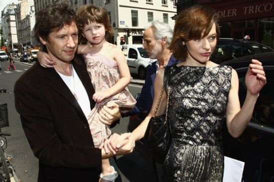 与导演老公和大女儿一同出行的米拉·乔沃维奇