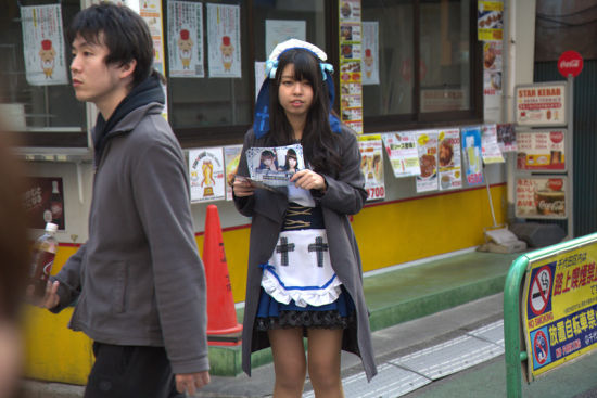 派发传单的女仆装妹子