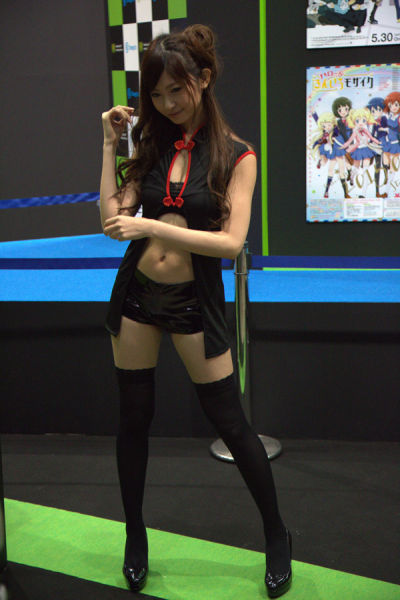 性感有腹肌的展台宣传妹子