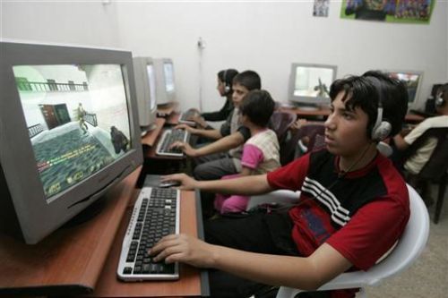 2009年，在巴格达的网吧中，一名少年在玩CS