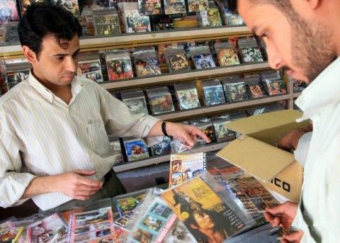 在巴格达市区，一名顾客在音像店挑选盗版光盘。在当地，一张盗版DVD的售价大约是1-1.5美元。