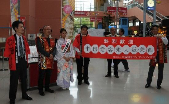 节假日日本观景点对中国游客‘夹’道欢迎