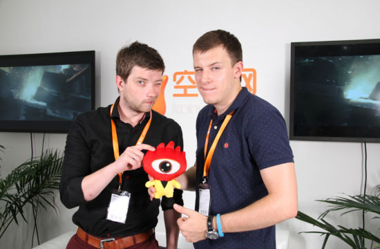 两位调皮的大男孩