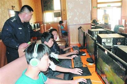暗访黑网吧:娃娃军电脑前"厮杀"热衷暴力游戏