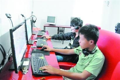 暗访黑网吧:娃娃军电脑前"厮杀"热衷暴力游戏