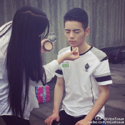 OMG德玛西亚杯拍摄爆料：小狗登高望远