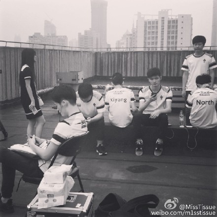 OMG德玛西亚杯拍摄爆料：小狗登高望远