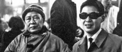 1963年1月，白先勇赴美留学前与父亲白崇禧在松山机场的合影，这是他们父子最后一张合影