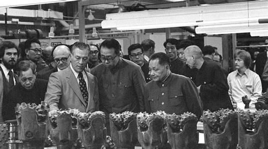 1979年2月3日，邓小平在美国休斯敦参观休斯工具公司的钻头。