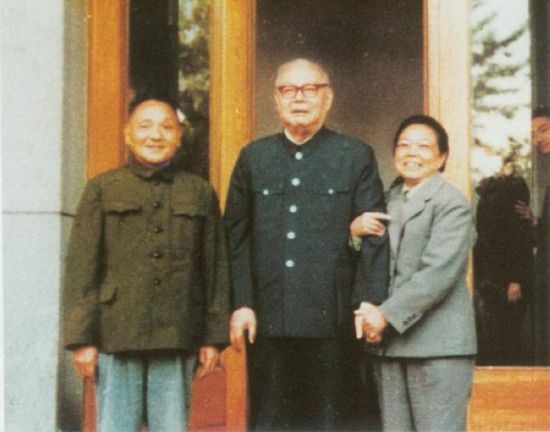 1977年4月28日，邓小平、卓琳夫妇祝贺叶剑英80岁寿辰。 