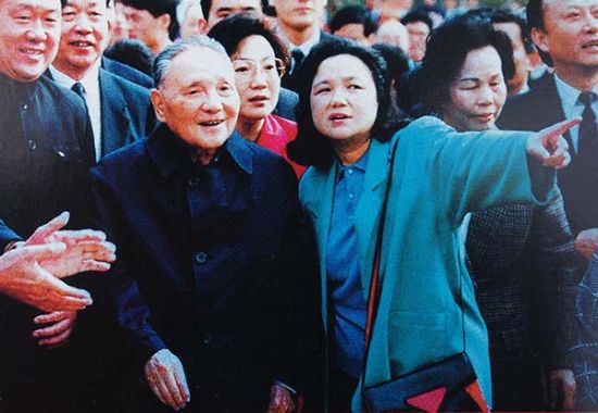 1992年1月21日，邓小平和女儿邓楠在深圳参观中国民俗文化村。