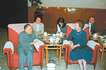 邓小平会见撒切尔夫人，香港问题谈判。