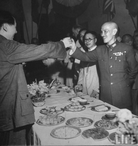 1945年9月3日，重庆胜利日欢庆晚宴上，蒋介石向中共领导人毛泽东敬酒。