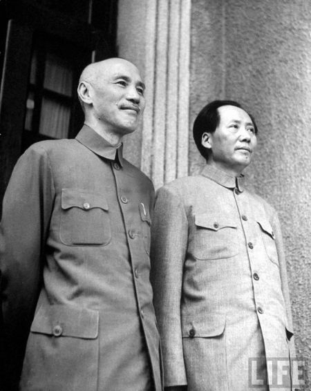 重庆谈判时，蒋介石与毛泽东合影。