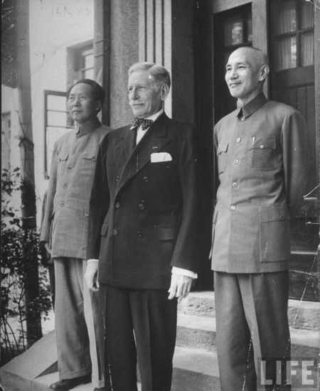1945年，重庆，参与国共和谈的三方代表，美国驻华大使赫尔利、蒋介石、毛泽东。