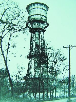 东直门自来水厂所建的水塔是北京的第一座水塔，1957年被拆除