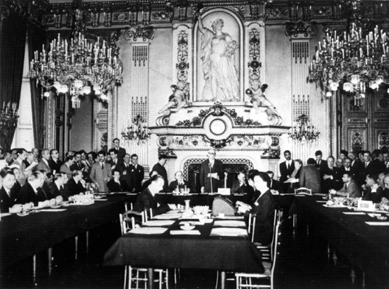 1950年5月，罗伯特·舒曼提出建立欧洲煤钢共同体，开启了欧洲一体化进程。