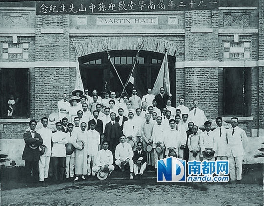 　1912年5月7日，孙中山在岭南学堂马丁堂前演讲后与师生合影。资料图片
