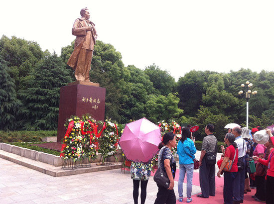 刘少奇铜像前每天人流不断