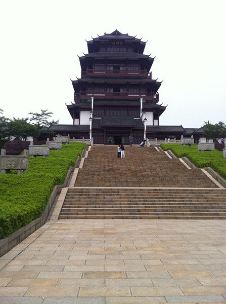 高高矗立的花明楼